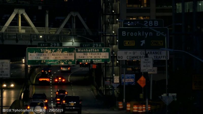 交通设施夜间沿着纽约高速公路行驶的车辆