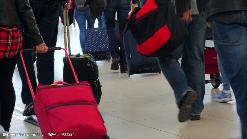 托班游客带着行李穿过机场