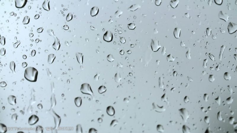 阴雨天玻璃背景下的雨滴
