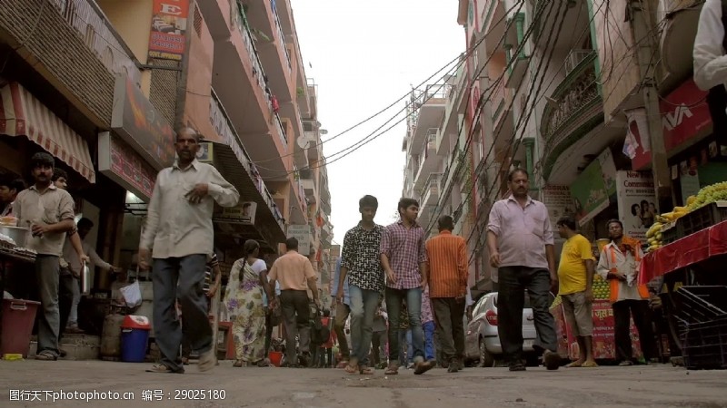 狭窄繁忙的印度街