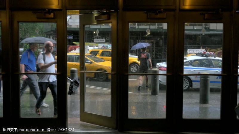 阴雨天纽约一幢大楼外的大雨