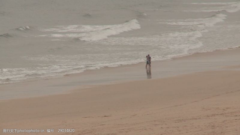 情侣冲浪在Beach漫步的情侣