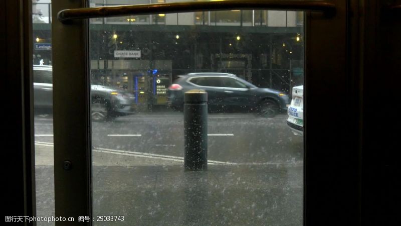 交通设施在纽约寻求避雨的人