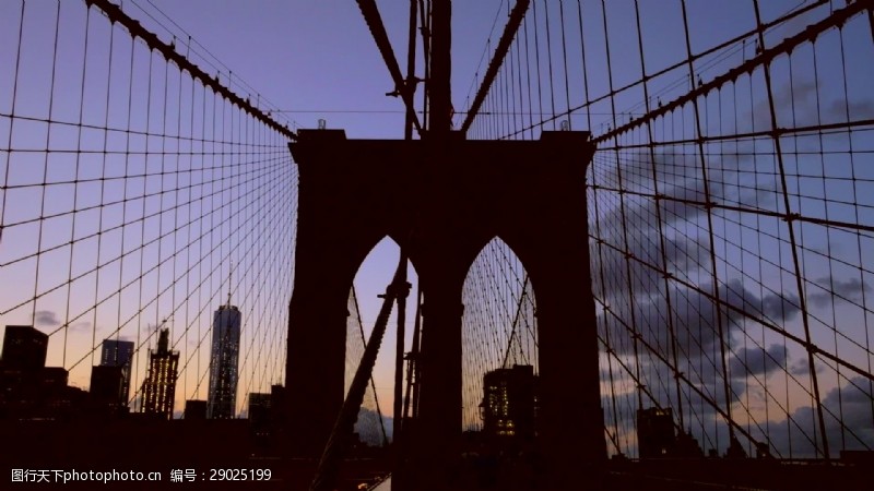 交叉口布鲁克林大桥映衬在日落