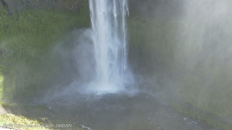 瀑布下的石头瀑布倾斜镜头