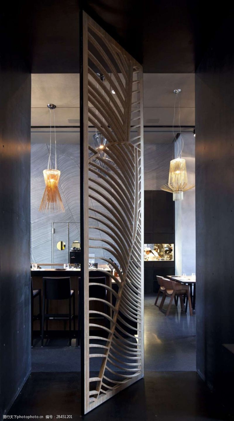 餐厅效果图镂空室内餐厅旋转门效果设计图片