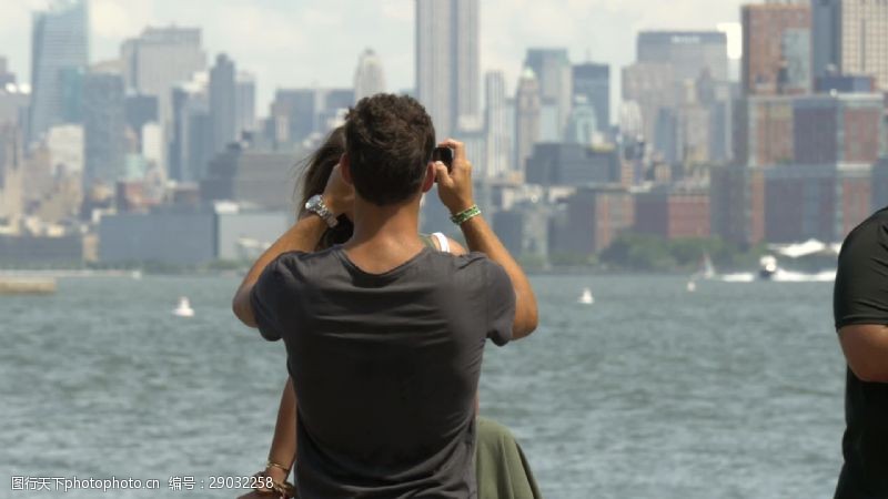 哈曼标志情侣在纽约天际线前拍照2