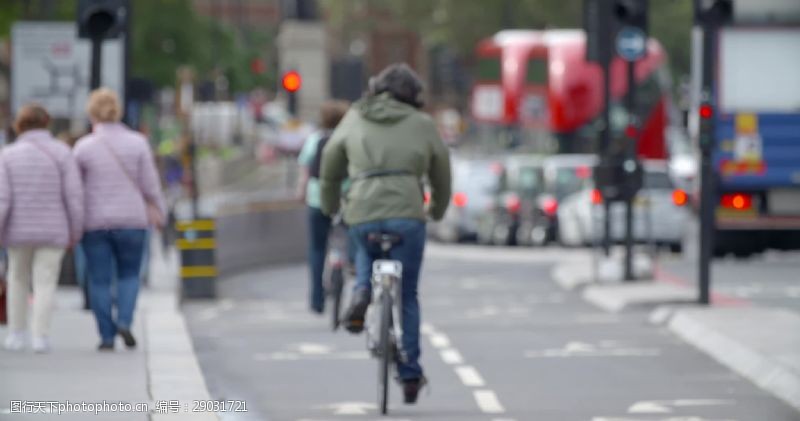 城市公共客运人们骑着自行车穿过威斯敏斯特桥