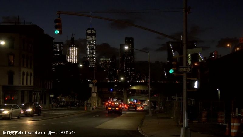 交通设施夜间在纽约附近行驶的车辆