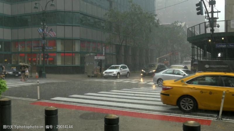 阴雨天在恶劣的纽约天气里人们在出租车里奔跑