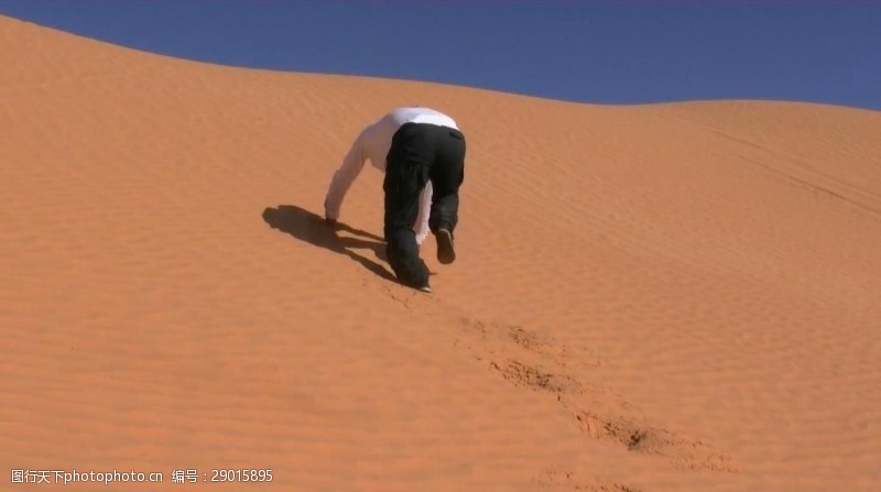 沙难实拍沙漠里艰难行走的人视频素材