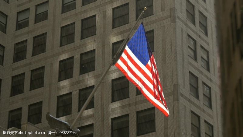 人道主义美国在纽约克莱斯勒大厦的雨中飞行