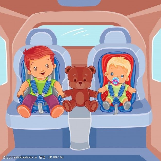 两个小男孩坐在儿童汽车座椅上