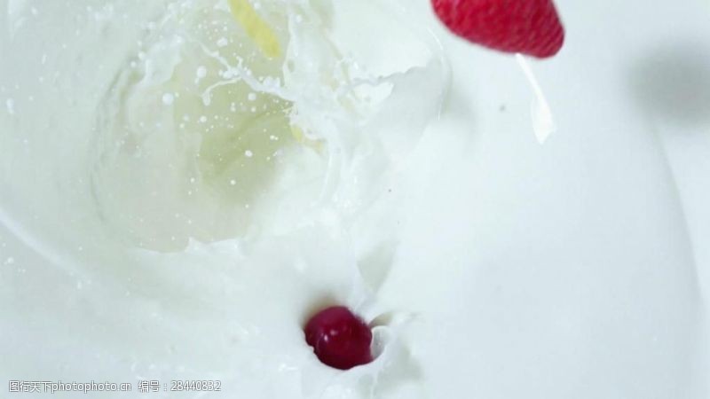 实拍水牛视频素材水果落入牛奶高清转场视频素材