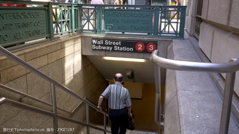新环境标志走进华尔街地铁站的老人